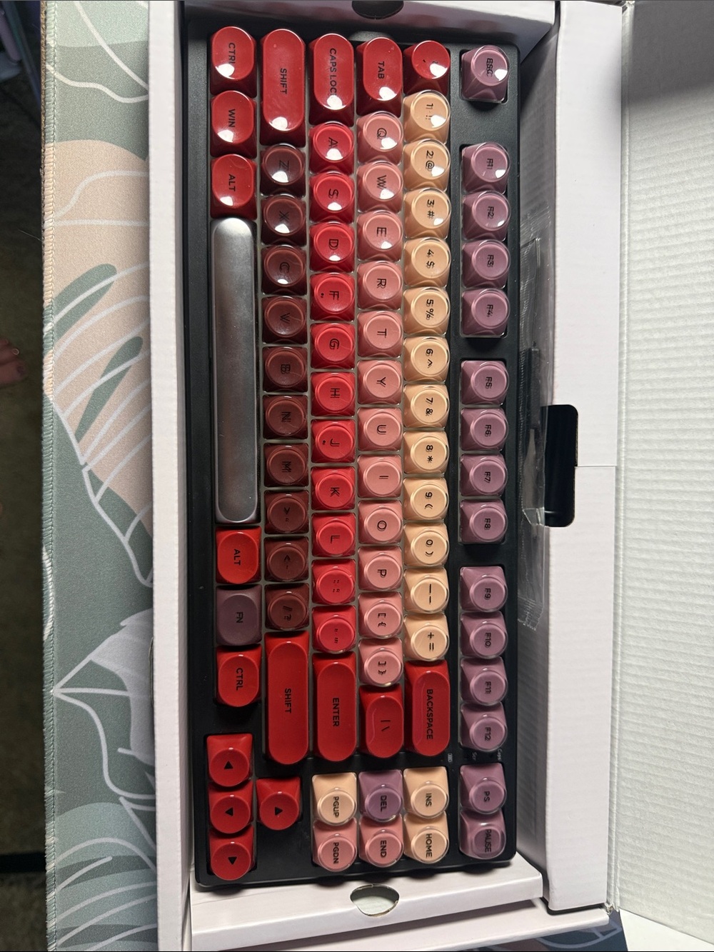Kisnt KN 85 with Gradient Round Keycap Set — Red to Mauve.